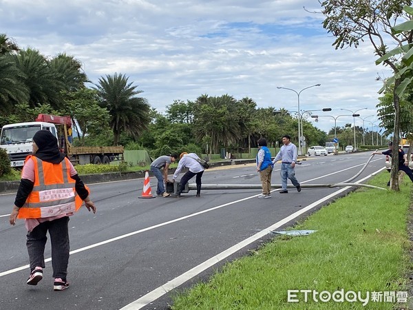 ▲▼自小客車疑超速失控，衝向對向車道，撞斷電桿、路樹，最後卡在變電箱旁動彈不得。（圖／記者王兆麟攝，下同）