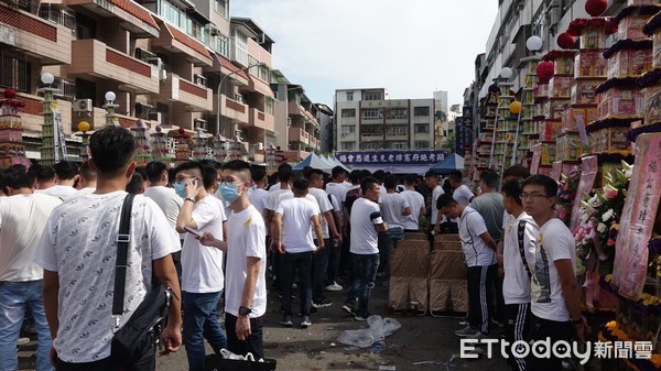 ▲高雄地方聞人施憲璋過世，曾經受他幫助的中輟生現在事業有成，找來超跑送行           。（圖／記者吳奕靖攝）