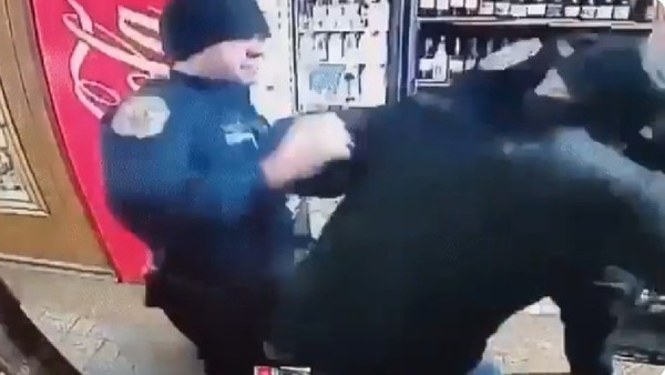 店遭攻擊黑人老闆報警反而「被當搶匪」　遭3警圍毆打掉牙上銬。（圖／翻攝自Twitter）