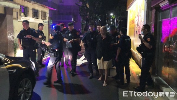 ▲▼1名騎士因帶毒品闖臨檢站，遭大批警力攔截圍捕，最後狼狽上銬帶回派出所。（圖／民眾提供）