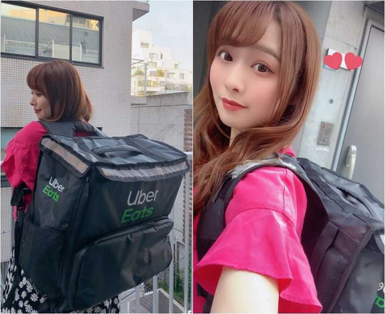 日本AV女優白石茉莉奈疑似轉行，背起美食外送平台的外送箱拍照。（圖／翻攝推特）