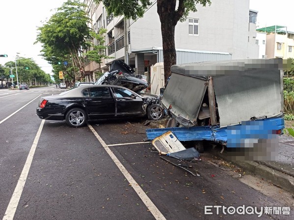 ▲▼台中一輛賓利連撞4車。（圖／民眾提供）