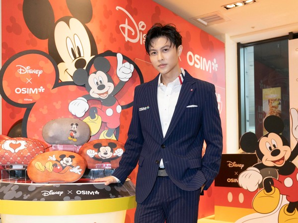 ▲王子邱勝翊帥氣現身，擔任Disney x OSIM跨界聯名快閃店一日店長 。（圖／OSIM提供）