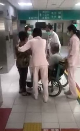 輪椅夫婦要求插隊看診，等太久嗆護理師「我要投訴醫院」。（圖／翻攝自Facebook／爆料公社）
