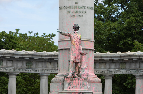 ▲▼ 美國維吉尼亞州首府里奇蒙市知名紀念碑大道美利堅邦聯總統戴維斯（Jefferson Davis）被噴漆。2020年6月5日。（圖／路透）