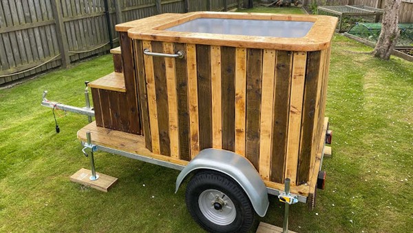 到哪裡都能泡湯　蘇格蘭超狂夫婦打造自帶加熱效果的移動式浴缸（圖／翻攝自Motor1）