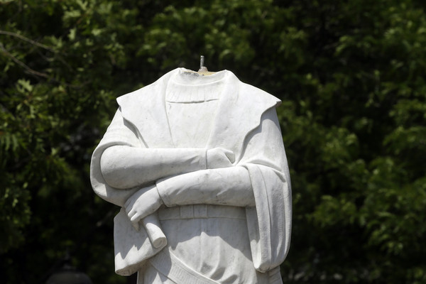 ▲麻州首府波士頓，哥倫布海濱公園內的哥倫布雕像遭人「斬首」。（圖／達志影像／美聯社）  