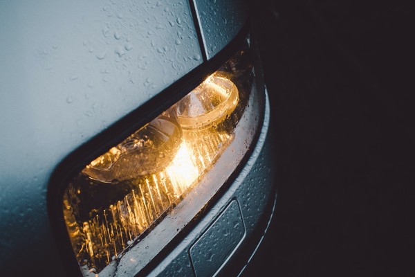 ▲汽車，車燈，汽車零組件，名車，開車。（圖／pixabay）