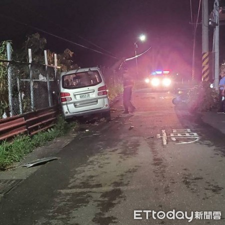 ▲賀姓男子駕駛自小貨車，疑因酒駕過彎失控撞歪路旁電桿，導致電線下垂，造成先後行經電桿的2名機車騎士１死１輕傷。（圖／記者林悅翻攝，下同）