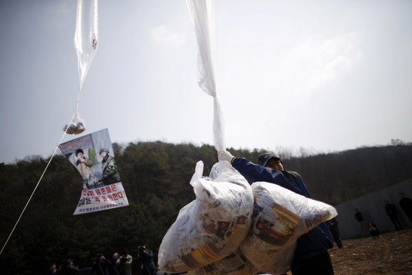 ▲▼ 脫北團體2016年在兩韓非軍事區利用氣球空飄反北韓傳單。（圖／路透）