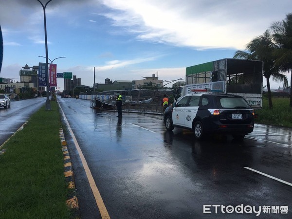 ▲台南市善化區12日下午雷陣雨後突發怪風，吹倒中正路一座廣告鷹架，幸好未造成人員傷亡。（圖／記者林悅翻攝，下同）