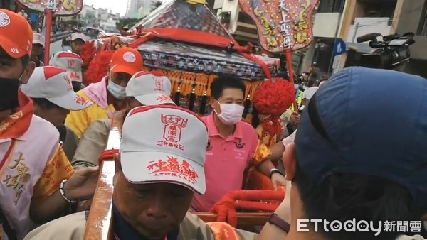 ▲▼大甲媽祖行經彰化民生陸橋段，鎮瀾宮副董事長鄭銘坤親自護轎。（圖／記者唐詠絮攝）