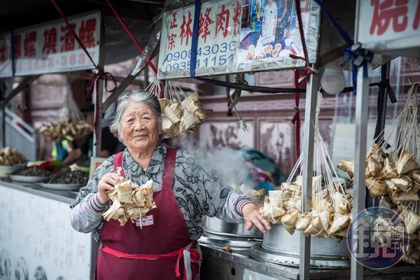 已經93歲的林蜂賣肉粽近50年，現在假日還會在石門十八王公廟前擺攤。