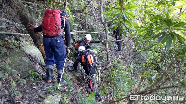 ▲屏東縣政府消防局等救援人員持續在丹林集棚山搜尋失聯的屏安副院長楊欣正             。（圖／記者陳崑福翻攝）