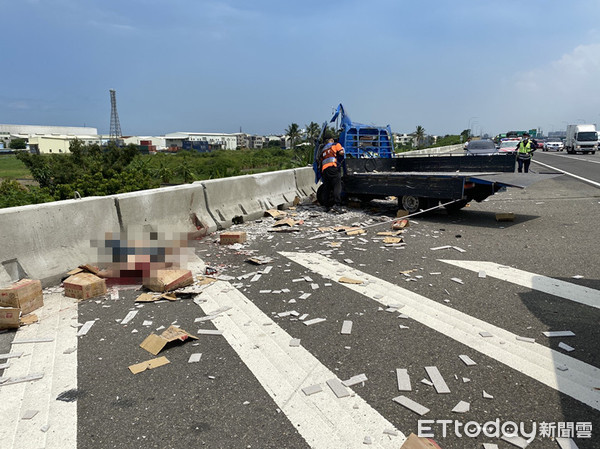 ▲國道1號南下仁德段發生小貨車失控撞上外側水泥護欄之死亡車禍事件，該部小貨車車頭全撞毀，駕駛人受困變形車體內，而副駕駛座的1名男子被拋出車外死亡。（圖／記者林悅翻攝，下同）