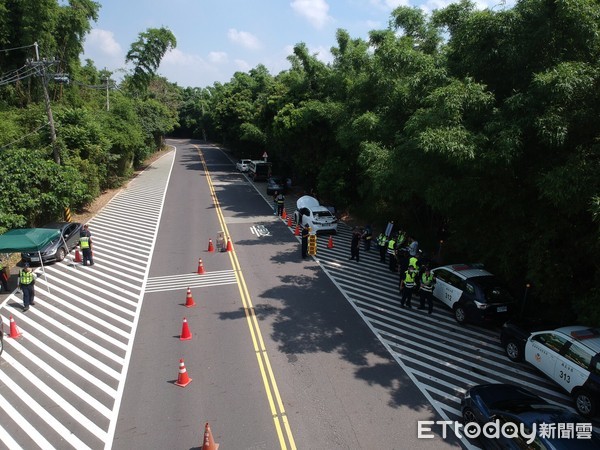 ▲台南市警麻豆分局，結合交通警察大隊、交通部公路總局嘉義區監理所麻豆監理站及台南市環保局在六甲區市道174線執行「改裝車輛及大型重機車聯合稽查」。（圖／記者林悅翻攝，下同）