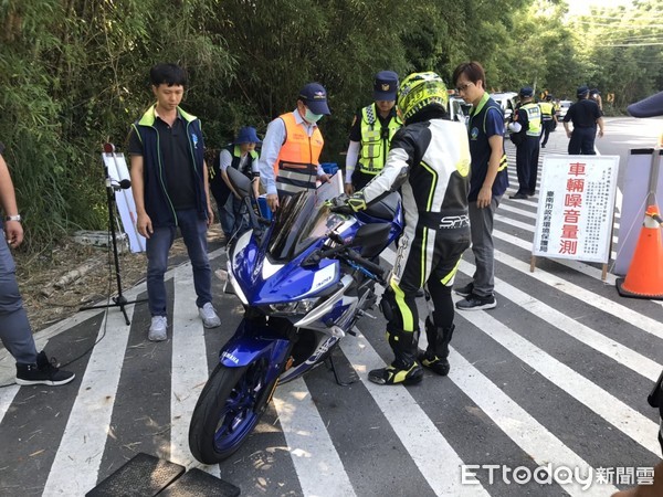 ▲台南市警麻豆分局，結合交通警察大隊、交通部公路總局嘉義區監理所麻豆監理站及台南市環保局在六甲區市道174線執行「改裝車輛及大型重機車聯合稽查」。（圖／記者林悅翻攝，下同）