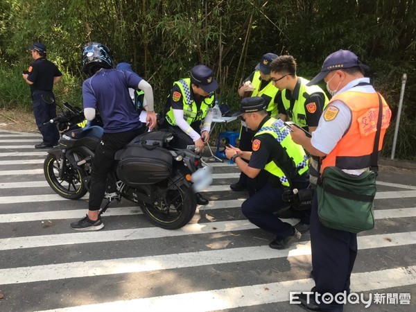 ▲台南市警麻豆分局，結合交通警察大隊、交通部公路總局嘉義區監理所麻豆監理站及台南市環保局在六甲區市道174線執行「改裝車輛及大型重機車聯合稽查」。（圖／記者林悅翻攝，下同）