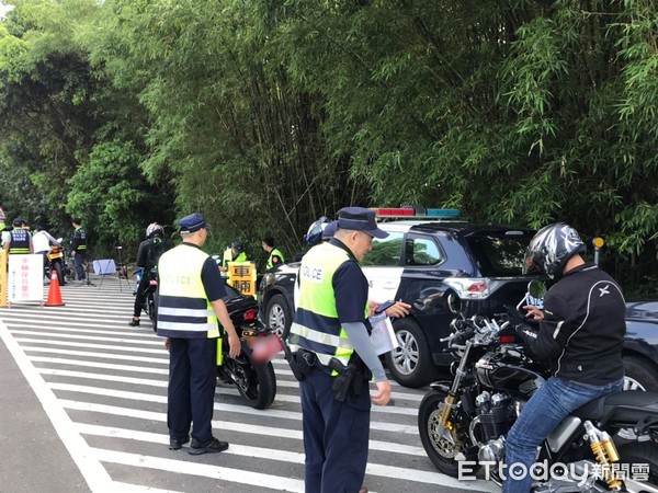 ▲台南市警麻豆分局，結合交通警察大隊、交通部公路總局嘉義區監理所麻豆監理站及台南市環保局在六甲區市道174線執行「改裝車輛及大型重機車聯合稽查」。（圖／記者林悅翻攝，下同）