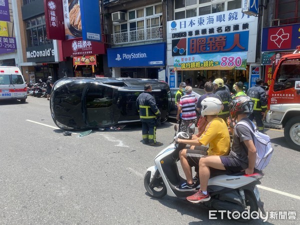 ▲▼黑色休旅車高速翻覆在新莊區中正路上，警方獲報到場卻找不到駕駛             。（圖／記者陳以昇翻攝）