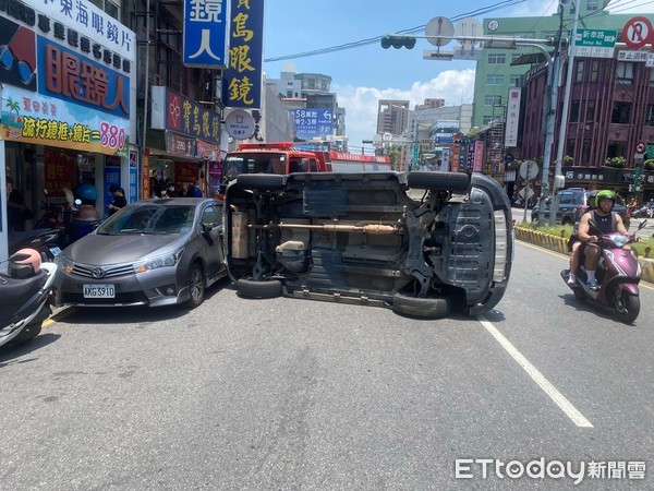 ▲▼黑色休旅車高速翻覆在新莊區中正路上，警方獲報到場卻找不到駕駛             。（圖／記者陳以昇翻攝）