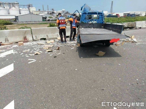 ▲國道1號南下仁德段發生小貨車失控撞上外側水泥護欄之死亡車禍事件，該部小貨車車頭全撞毀，駕駛人被拋出車外死亡，林姓乘客受困車內搶救送醫。（圖／記者林悅翻攝，下同）