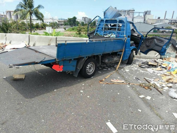 ▲國道1號南下仁德段發生小貨車失控撞上外側水泥護欄之死亡車禍事件，該部小貨車車頭全撞毀，駕駛人被拋出車外死亡，林姓乘客受困車內搶救送醫。（圖／記者林悅翻攝，下同）