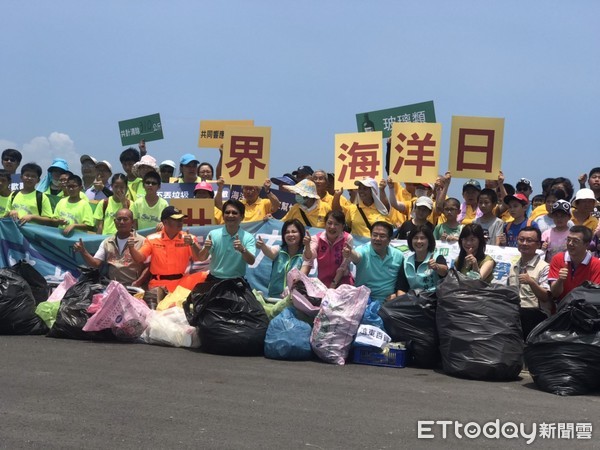 ▲台南市環保局將軍漁港舉行「2020年世界海洋日-護海大聯盟」活動，台南市長黃偉哲親自授旗，宣示維護海洋環境的決心。（圖／記者林悅翻攝，下同）