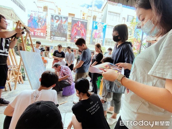 ▲國立台南大學與台南今日全美戲院合作辦理「顏振發手繪看板研習營」，由南大視覺藝術與設計學系范如菀助理教授，帶領系上學生前往戲院與顏振發老師學習，傳承手繪電影海報技藝。（圖／記者林悅翻攝，下同）