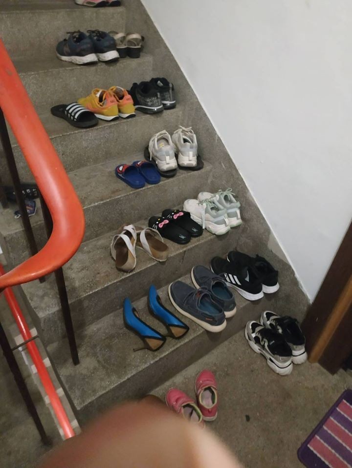 ▲▼鄰居在樓梯擺滿鞋。（圖／翻攝自爆廢公社公開版）