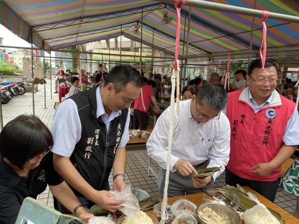 ▲▼徐國勇向南投魚池鄉農會致贈感謝狀。（圖／內政部提供）