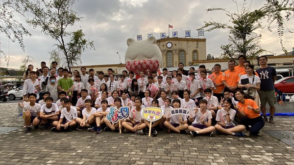 ▲嘉義市民生國中火車站前快閃 為醫護加油。（圖／記者翁伊森翻攝）