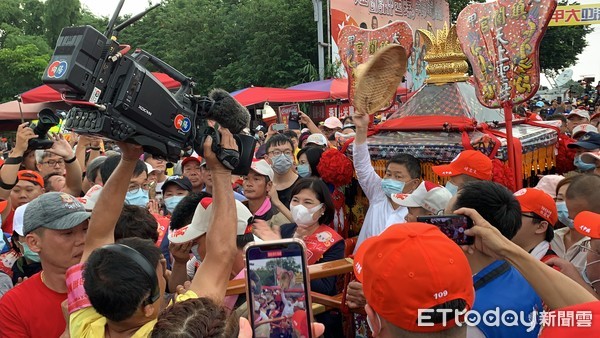  ▲大甲媽祖鑾轎由大甲鎮瀾宮董事長顏清標與雲林縣長張麗善共同扶轎，下午5時許以萬人隨香盛況延西螺鎮建興路進入西螺市區。（圖／記者蔡佩旻攝）