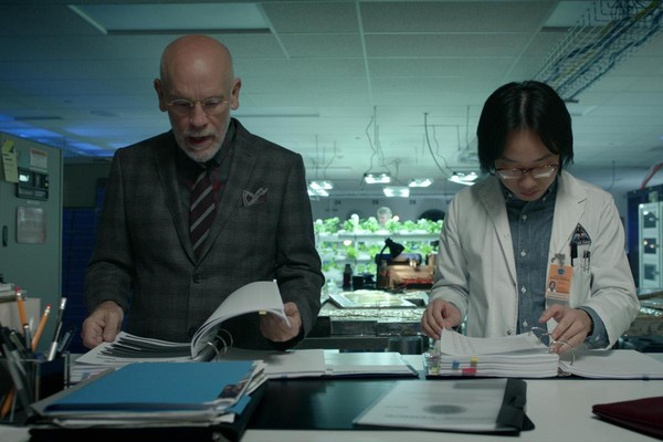 馬洛里博士（左）與小陳是太空部隊基地的阿宅勝利組，基本上他們扛起了部隊的所有疑難雜症，還有長官的超現實要求。（Netflix提供）