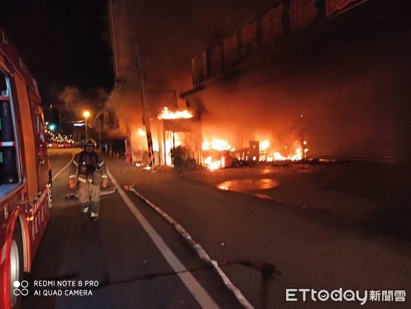 ▲台南市永康區中正北路１家汽車修護廠火警深夜發生火警，台南市消防局出動大批消防人車前往搶救中。（圖／記者林悅翻攝，下同）