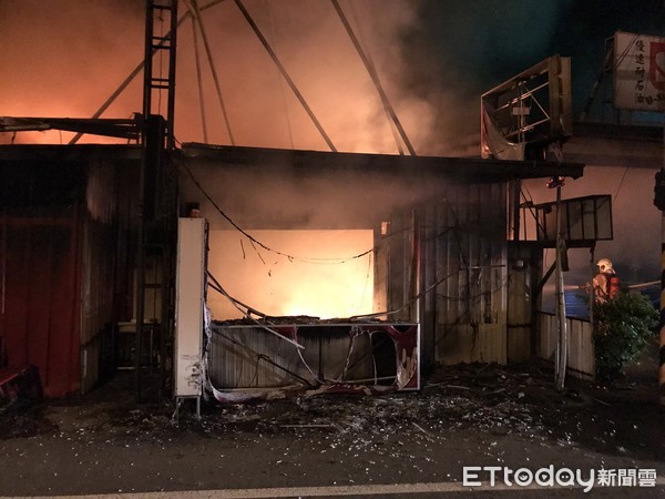 ▲台南市永康區中正北路１家汽車修護廠火警深夜發生火警，台南市消防局出動大批消防人車前往搶救。（圖／記者林悅翻攝，下同）