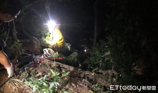 ▲▼男欠債百萬遭殺棄屍苗栗銅鑼山區峭壁，警消合力拉起遺體。（圖／記者鄧木卿翻攝）