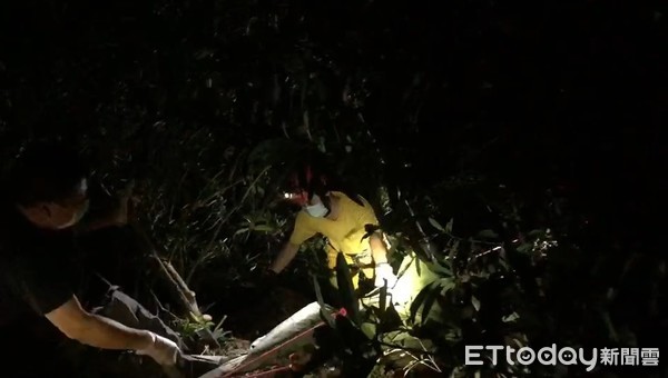 ▲▼男欠債百萬遭殺棄屍苗栗銅鑼山區峭壁，警消合力拉起遺體。（圖／記者鄧木卿翻攝）