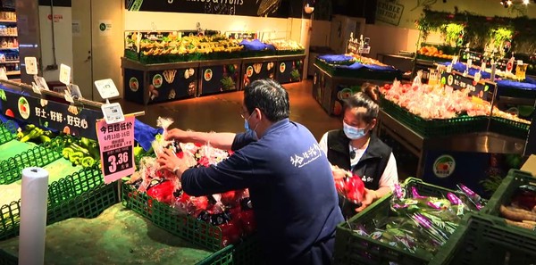 ▲北京蔬果供應受新發地市場疫情影響，各供應商連夜自產地運送新鮮蔬果救市。（圖／翻攝央視）