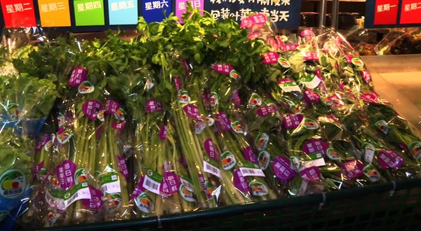 ▲北京物美超市自產地運送2000噸蔬果進京。（圖／翻攝央視）