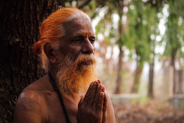 ▲印度中央邦勒德蘭（Ratlam，Madhya Pradesh）一位聖人號稱可以「用親吻治療新冠肺炎」，結果導致20名信徒確診，最後連自己都確診，並死於新冠肺炎。（圖／取自免費圖庫pixabay）