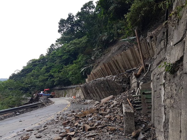 ▲▼太平山森林遊樂區鳩之澤溫泉，道路邊坡崩塌預計休園至9月中旬。（圖／羅東林管處提供，下同）