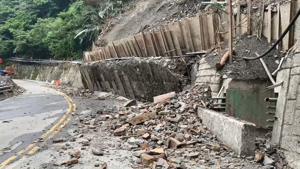 ▲▼太平山森林遊樂區鳩之澤溫泉，道路邊坡崩塌預計休園至9月中旬。（圖／羅東林管處提供，下同）