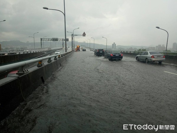 ▲▼雨彈襲擊新北市，板橋區、新莊區、土城區均有積水             。（圖／記者陳以昇翻攝）
