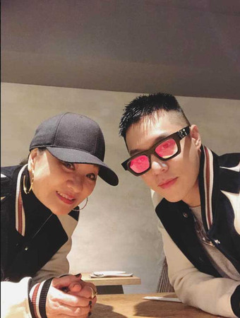 比莉身兼兒子周湯豪的經紀人和造型師，幫忙打理演藝事業。（圖／翻攝自網路）