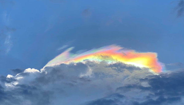 ▲▼14日下午宜蘭上空出現氣象罕見「火彩虹」，維基百科：偉人誕生。（蘭陽博物館館長陳碧琳提供，下同）