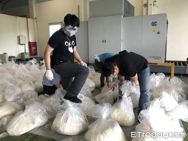 ▲刑事局查扣超級毒品咖啡包先驅原料3500公斤，現場瀰漫惡臭幹員得戴口罩才能清點。（圖／記者張君豪翻攝）