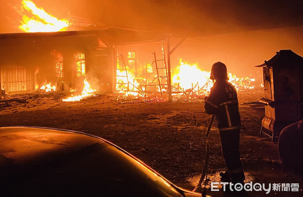 ▲苗栗縣苑裡鎮的1間靈修會，15日凌晨突然起火燃燒，上百坪神壇付之一炬，所幸無人傷亡。（圖／記者黃孟珍翻攝）