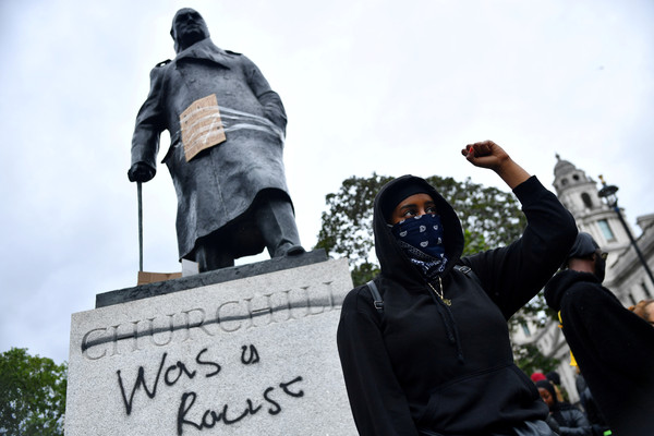 ▲▼二戰期間的英國前首相邱吉爾（Winston Churchill）雕像遭到破壞。（圖／路透）