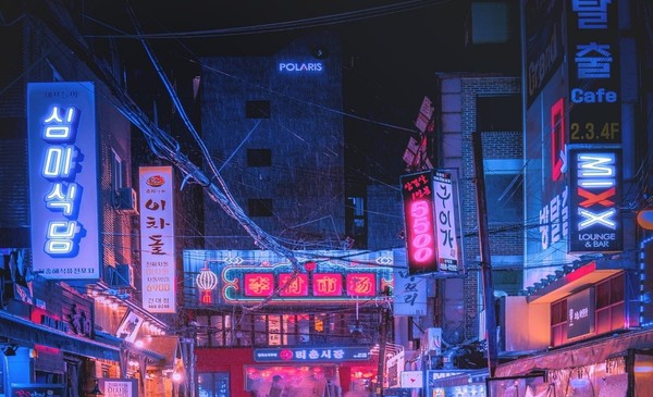 ▲「賽博龐克」風格顯示濃厚的未來資訊科技的進步，在戶外廣告上的應用是最為主要的象徵之一，首爾是被喻為最接近「賽博龐克」的城市之一。（圖／取自免費圖庫CC0）